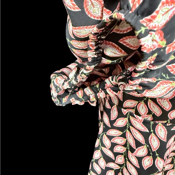 Beautiful Leaf Patterned Dress with Puff Sleeves - Picture 3 of 12